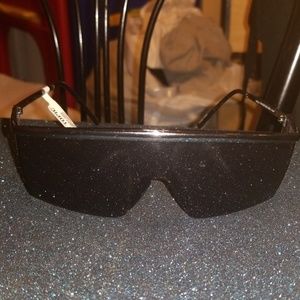 Hot Topic Wrap Around Sunglasses w.Free Case
